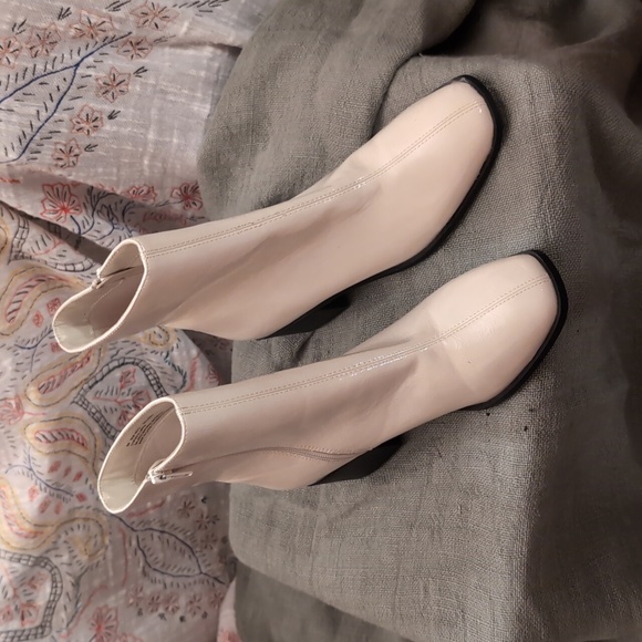 Brand New Ivory Patten Leather Boot Size 8M - Picture 1 of 6